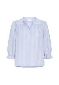 Blouse bleu clair à rayures blanches verticales, manches trois-quarts bouffantes avec poignets à volants, et col en V fendu.