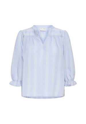 Lys blå bluse med vertikale hvite striper, trekvart puffede ermer med volangmansjetter og en splittet V-hals.