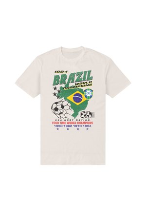 Hvid t-shirt med Brasiliens kort med flag, "1994 Brazil World Champions", fodboldbolde og årstal for fire VM-sejre.