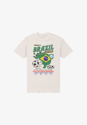 Wit T-shirt met Brazilië-kaart met vlag, "1994 Brazil World Champions", voetballen en jaren van vier Wereldbekerzeges.