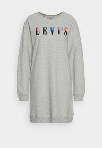 Szara sukienka dresowa z długimi raglanowymi rękawami, z kolorowymi literami "LEVI'S" na piersi; wykonana z miękkiego, teksturowanego materiału.
