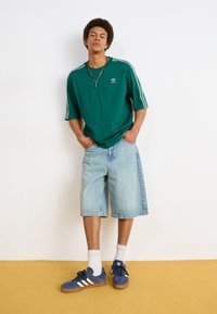 adidas Originals GAZELLE TERRACE ICONS UNISEX - Treniņu apavi - legend ink/off white/dark football gold