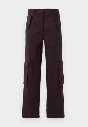 Pantalones cargo rectos de color púrpura oscuro con bolsillos con solapa a los lados, bolsillos frontales inclinados y presillas para cinturón en la cintura.