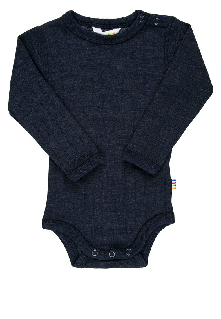 Mörkblå långärmad bodysuit i texturerat tyg, med tryckknappar vid axeln och botten samt en flerfärgad etikett på sidan.