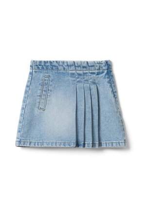 Mini falda de mezclilla azul claro con plisados delanteros, un bolsillo rectangular en el lado izquierdo y una cremallera en el lado derecho.