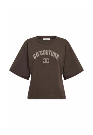 Σκούρο καφέ κοντομάνικο cropped t-shirt με στρογγυλή λαιμόκοψη και το κείμενο "CO'COUTURE" καθώς και λογότυπο τυπωμένα μπροστά σε ανοιχτό καφέ χρώμα.