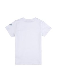 T-shirt bianco a maniche corte in cotone, con scollo rotondo e chiusura a bottoni sulla spalla, dotato di un piccolo logo su una manica.