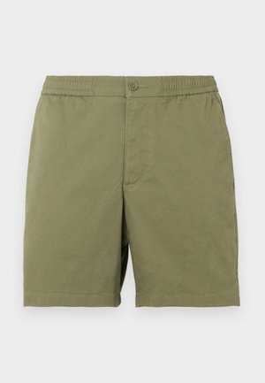 Pantalones cortos de color verde oliva hechos de una tela ligera, con una cinturilla elástica y un cierre de botón, y una textura simple y suave.