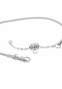 Srebrny metalowy łańcuszek naszyjnika z zaokrąglonym zapięciem, ogniwem łańcucha i zapięciem typu homar. Gładka tekstura i elegancki design.