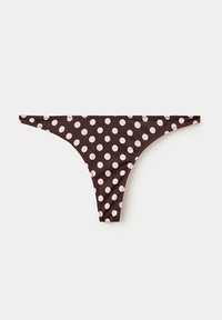 Bas de bikini marron à pois rose clair, taille basse et fines bretelles latérales, présenté sur un fond clair uni.