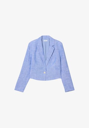Blazer court bleu clair en tissu texturé, avec une fermeture à bouton unique, des revers crantés et deux poches avant.