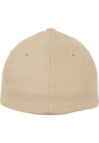 Beige pamut baseball sapka lekerekített tetejű, hat szellőzőnyílással és lapos, ívelt csőrrel. Minimalista dizájn, sima textúra.