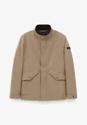 Beige Herrenjacke mit hohem Kragen, geknöpften Klappentaschen, Druckknopfverschlüssen an den Bündchen und Logoaufnäher am linken Ärmel.