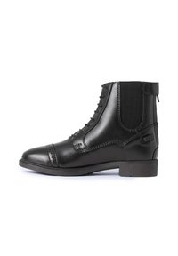 Stivale alla caviglia in pelle nera con finitura liscia, chiusura con lacci frontali, pannelli laterali elastici e tacco piccolo; include dettagli decorativi in cucitura.