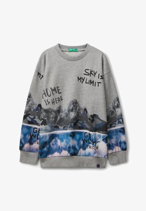Felpa grigia con stampa di montagne e acqua, con testo nero: "LA CASA È QUI", "IL CIELO È IL MIO LIMITE" e "VA' CON IL FLUSSO". Collo rotondo.