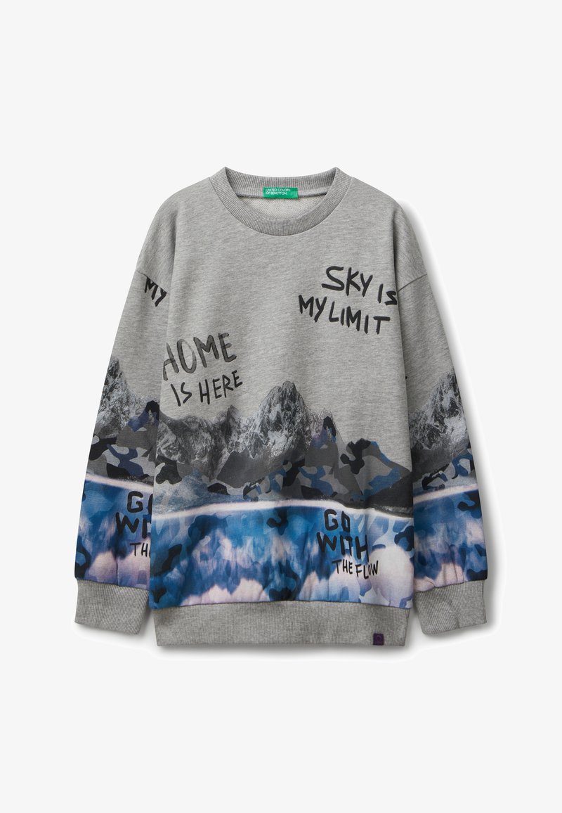Felpa grigia con stampa di montagne e acqua, con testo nero: "LA CASA È QUI", "IL CIELO È IL MIO LIMITE" e "VA' CON IL FLUSSO". Collo rotondo.