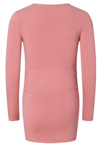 Długa, dopasowana sukienka z długim rękawem w delikatnym, różowym odcieniu. Gładka struktura z wąskim okrągłym dekoltem i marszczonymi szwami w talii.