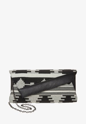 Czarnobiała kopertówka z geometrycznym wzorem, z czarnym skórzanym paskiem i cienkim, ciemnym metalowym łańcuszkiem.