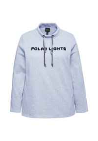Sudadera de color azul claro con un cuello alto, mangas largas y cordón. Presenta la frase "POLAR LIGHTS" en texto negro en negrita en la parte delantera.