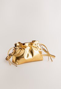 Geantă metalizată aurie cu design adunat, textură netedă, închidere cu șnur și curea detașabilă pentru opțiuni versatile de purtare.