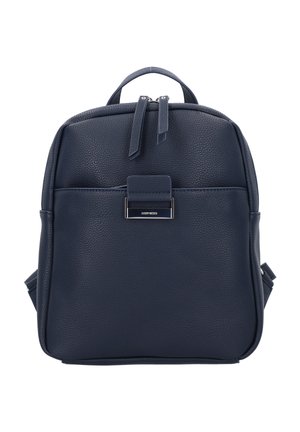 Sac à dos en cuir bleu marine avec une finition texturée, équipé d'une poche avant et de bretelles réglables. Détail en métal sur le rabat.