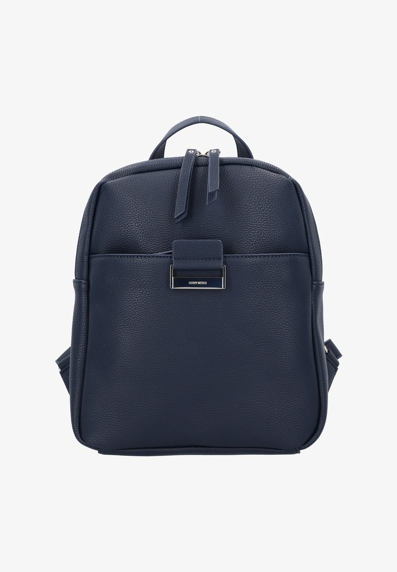 Marinblå läderryggsäck med en strukturerad yta, som har en framficka och justerbara axelremmar. Metallsmycke på locket.