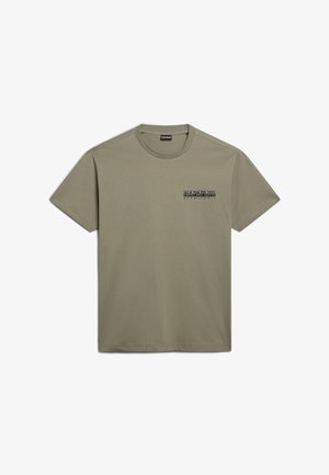 Olivegrünes Baumwoll-T-Shirt mit Rundhalsausschnitt. Verfügt über ein schwarzes, aufgedrucktes Logo auf der oberen linken Seite. Kurze Ärmel, normale Passform.