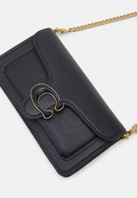 COACH POLISHED PEBBLE TABBY WRISTLET - Pochette - black
