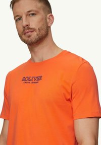 s.Oliver MIT LOGO-MOTIVEN - T-shirt print - orange