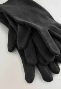 Schwarze Fleecehandschuhe gestapelt, die weiches, strukturiertes Gewebe und die einzelnen Fingerformen auf einem hellen Hintergrund zeigen.