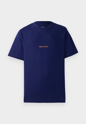 Marineblå bomull t-skjorte med korte ermer. Har en liten, oransje brodert logo på brystet. Klassisk rund hals-designer.