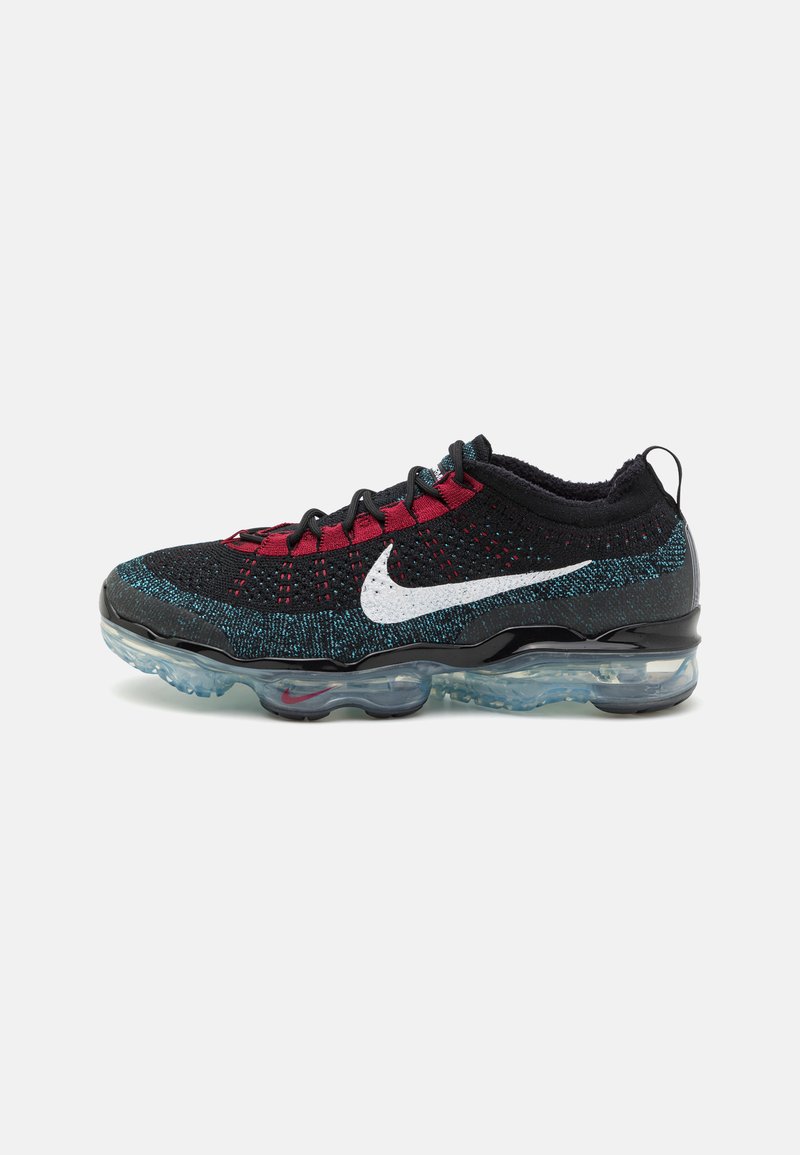 Sapatilha preta com parte superior em malha vermelha e teal, apresentando um logo swoosh branco, sola preta e amortecimento de ar transparente.