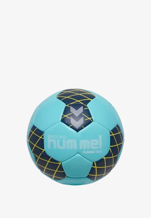 Turkusowa i granatowa piłka nożna z heksagonalnym wzorem, żółtymi akcentami w siatkę oraz napisem "Hummel Classic Kids". Teksturowana powierzchnia.