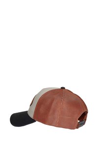 Gorra de béisbol con parte trasera de malla en naranja, panel frontal beige y visera negra. Cuenta con cierre ajustable tipo snapback.