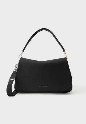 Sort læder skuldertaske med buet klap, aftagelig justerbar rem og kort håndtag, med lille sølv "Michael Kors" logo.