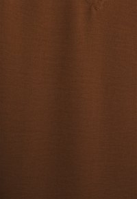 Brauner Stoff mit glatter Textur und leichtem Glanz. Einheitliche Farbe mit subtiler Oberflächenvariation, die eine saubere, klare Kante aufweist.