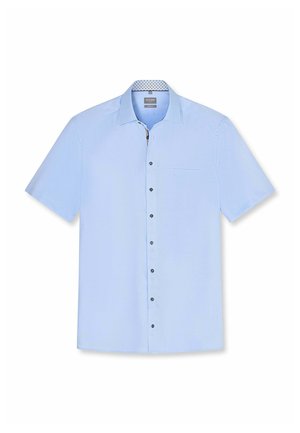 Lichtblauw overhemd met korte mouwen, knoopsluiting, kraag en borstzak, plat uitgestald met zwarte knopen aan de voorkant.