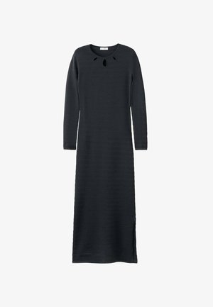 Robe à manches longues gris foncé avec texture côtelée, encolure ronde comportant trois petites découpes, et fente latérale pour faciliter les mouvements.