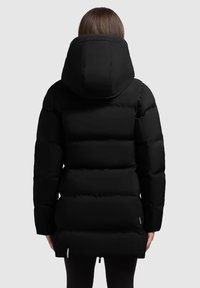Parka acolchada negra con una gran capucha, diseño acolchado y corte recto. Presenta una cremallera y detalle del logotipo en el dobladillo.