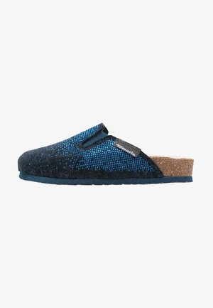 Chaussons en feutre gris foncé avec accents bleus semblables à des gemmes, semelle en liège et design à enfiler. Surface texturée avec un bout arrondi.
