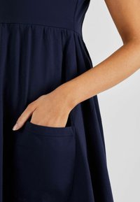 JoJo Maman Bébé MATERNITY - REGULAR FIT - Rochie din jerseu - navy