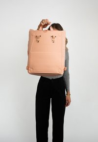 Larkson TAMMO BIKE FAHRRADRUCKSACK - Ryggsäck - peach