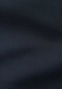 Dunkelblauer Stoff mit glatter Textur, der ein einheitliches Aussehen und einen subtilen Glanz aufweist, geeignet für verschiedene textile Anwendungen.