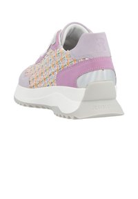 Schnürschuh mit einem gewebten Obermaterial in Pastellfarben, lila Akzenten und einer weißen strukturierten Sohle mit einem Logo an der Ferse.