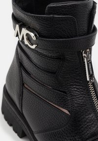Marc Cain Bottines à lacets - black