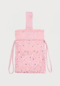 Saco de tecido rosa com uma forma plana, decorado com lantejoulas e contas florais. Apresenta uma alça de cetim larga e cordões ajustáveis de cada lado.