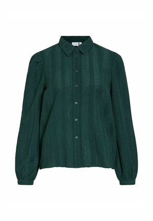 Donkergroen shirt gemaakt van textuurstof, met een knoopsluiting aan de voorkant, kraag en lange, voetbalkoepelachtige mouwen met kantachtige uitsnijdingen.