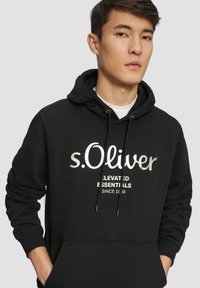 Zwarte hoodie van een katoenmix, met een voorkraagzak, een trekkoordkap en metallic zilveren branding op de borst.