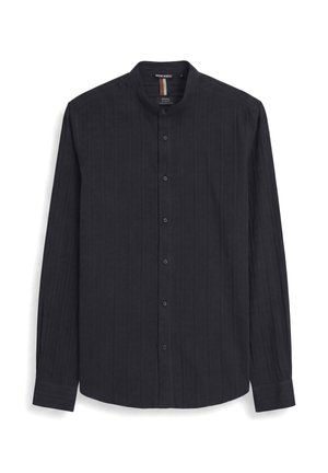 Zwart overhemd met lange mouwen en knopen, voorzien van een mandarijnkraag en subtiele verticale strepen, plat gelegd op een witte achtergrond.