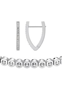 Zilveren juwelen set met een stijlvolle, rechthoekige studoorbel met kristallen en een U-vormige hoopoorbel, plus een armband met ronde kristallen accenten.